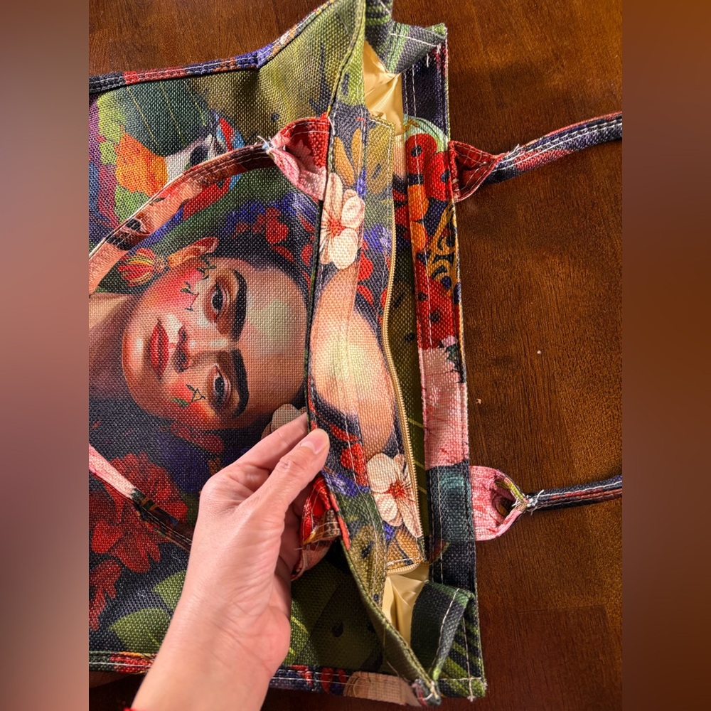 Frida Kahlo Tote bag with zipper closure - Picture 4 of 7